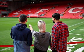 为什么本垒板后方的背景色调必须严格遵守大联盟的色彩科学标准